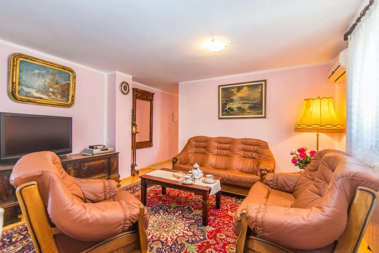 Apartmani Marina بوريتش شقة