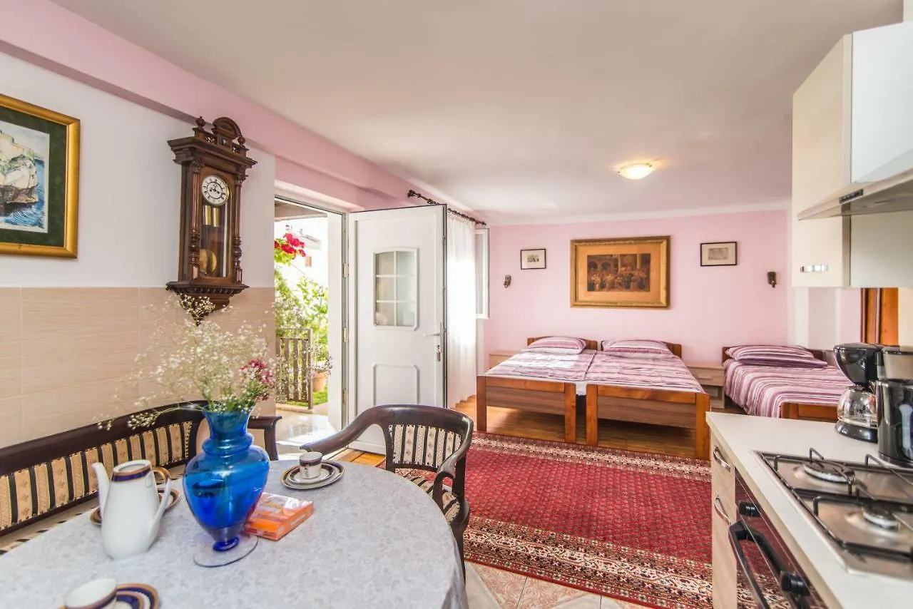 Apartmani Marina بوريتش شقة