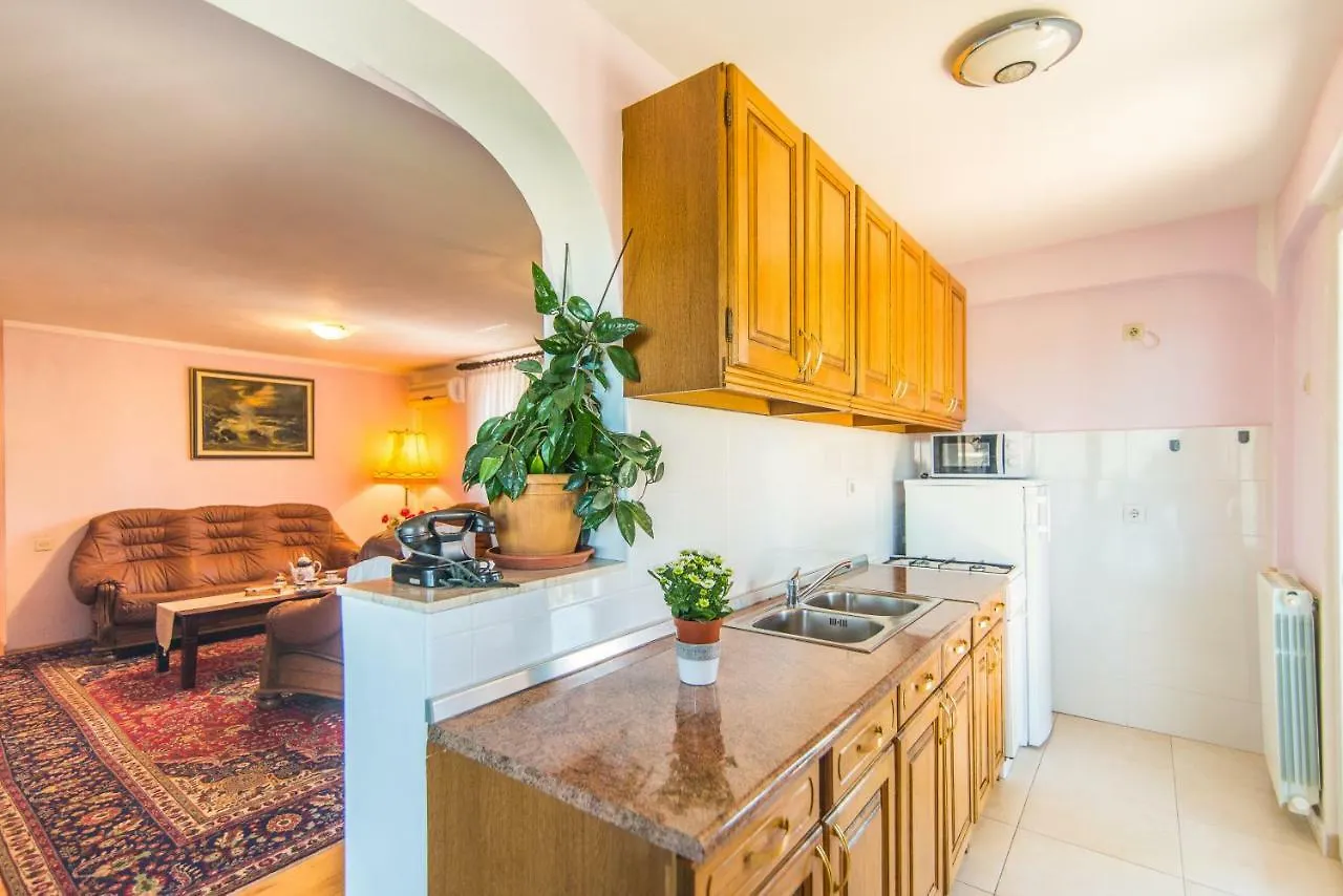 Apartmani Marina بوريتش شقة